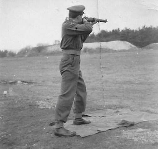 A person holding a golf club

Description automatically generated with medium confidence