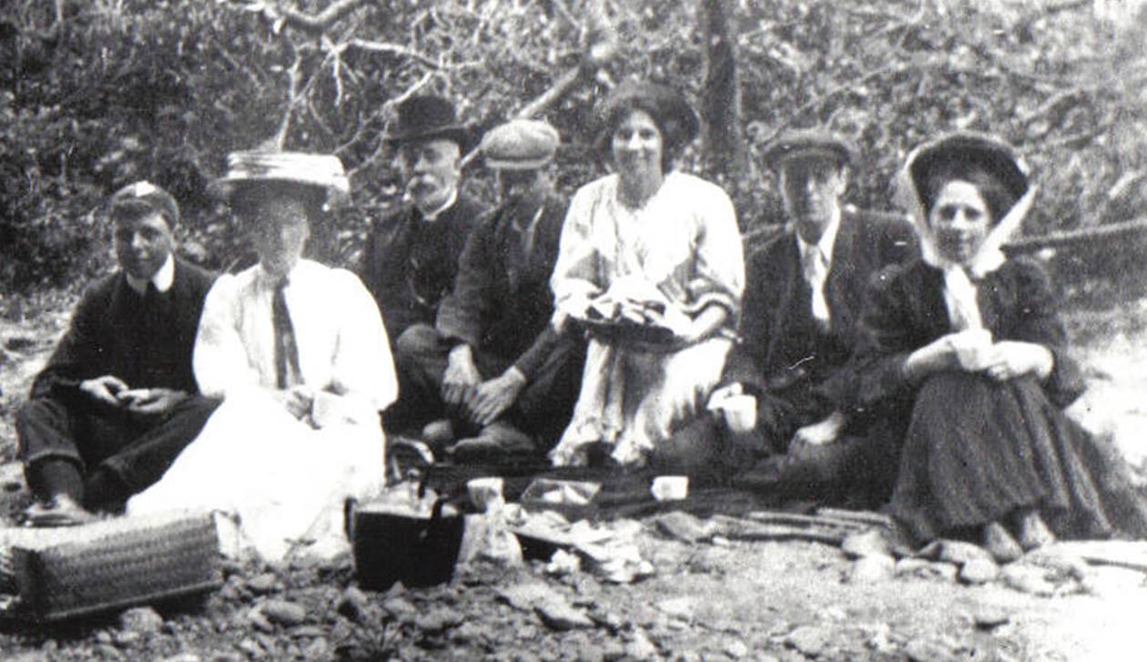 A vintage photo of a group of people posing for the camera

Description automatically generated