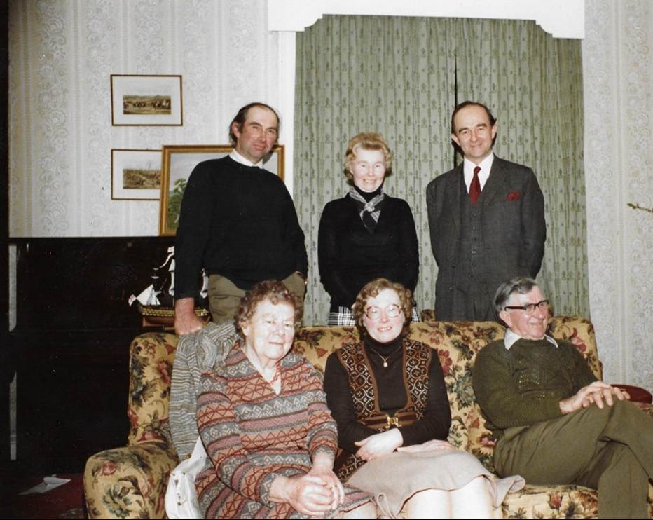 A group of people in a room

Description automatically generated
