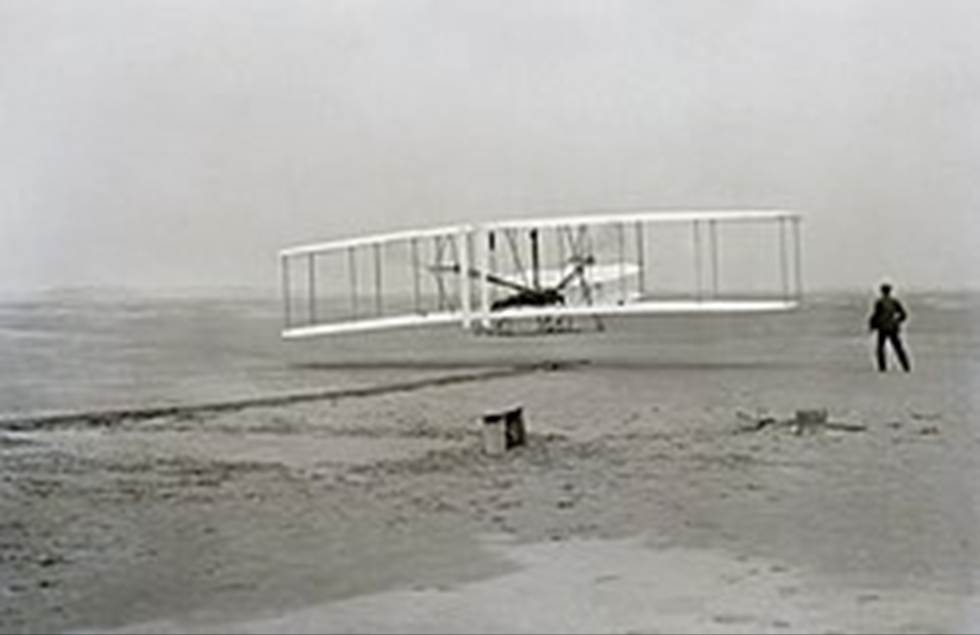 https://upload.wikimedia.org/wikipedia/commons/thumb/8/86/First_flight2.jpg/250px-First_flight2.jpg