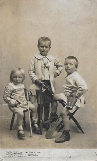 A group of children posing for a picture

Description automatically generated