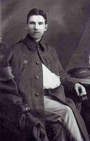 A person in a military uniform

Description automatically generated