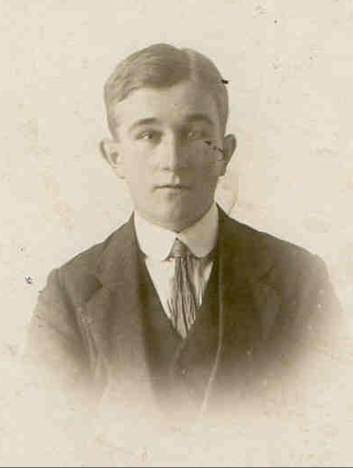 A person in a suit and tie

Description automatically generated