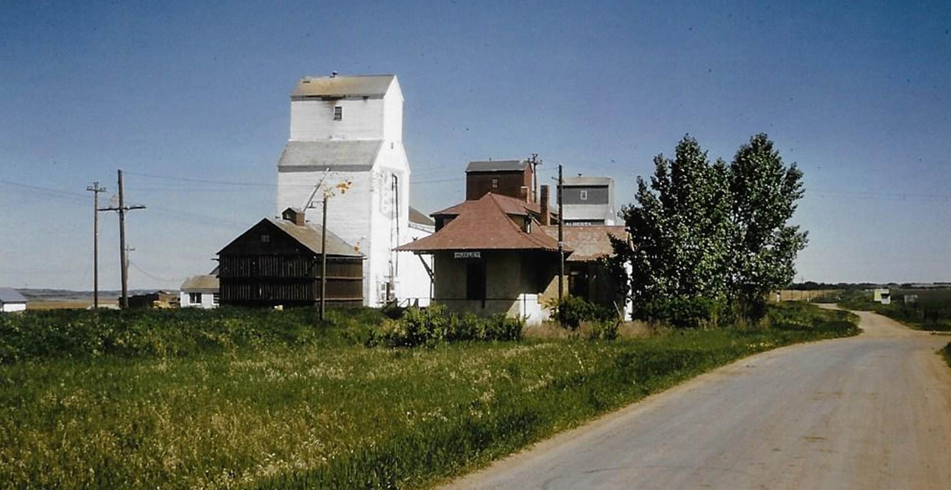 A white house on a road
Description automatically generated with medium confidence